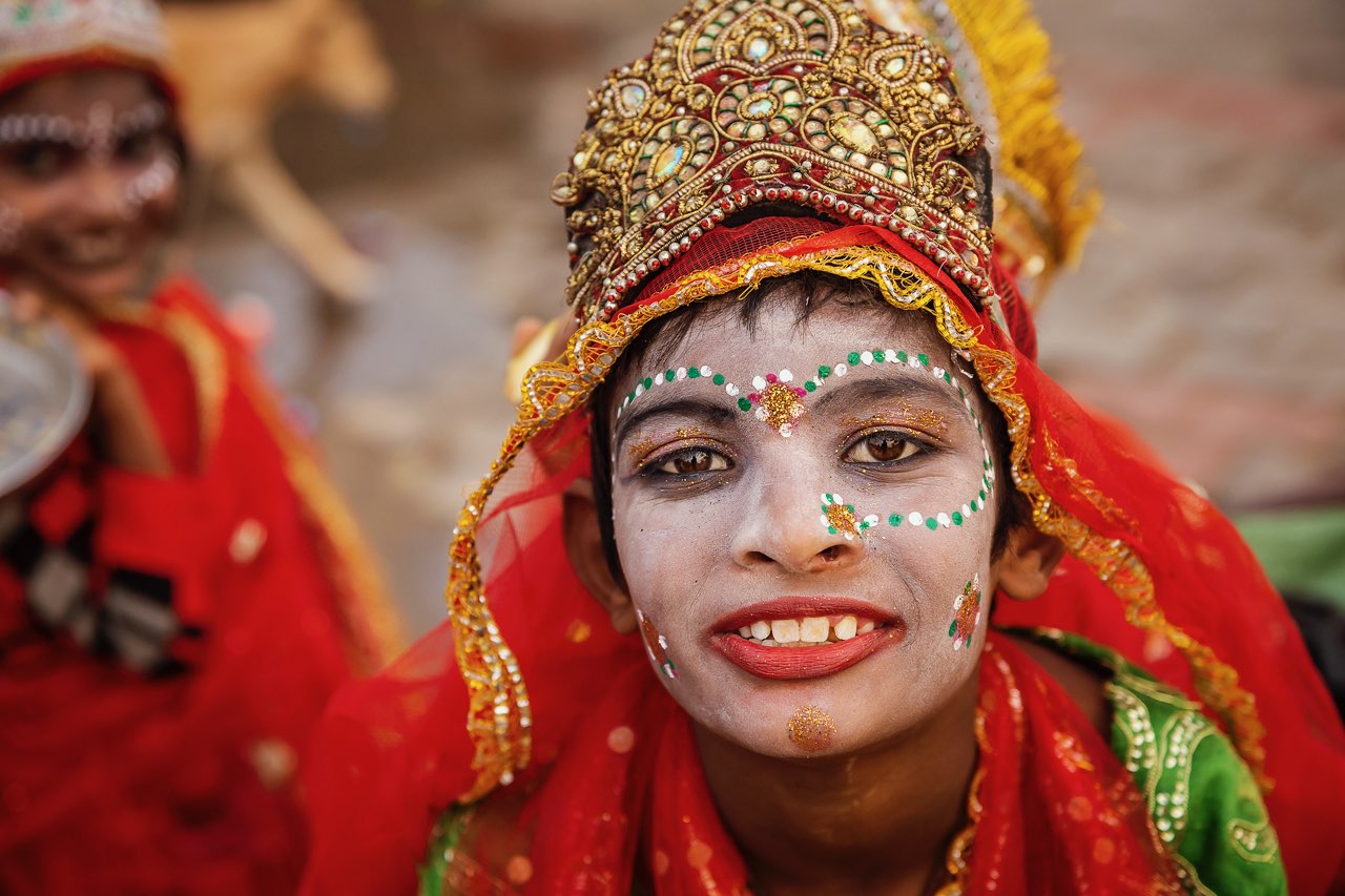 Giovane travestito da Krishna – India